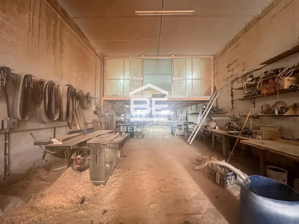 Commercial in Handaq
