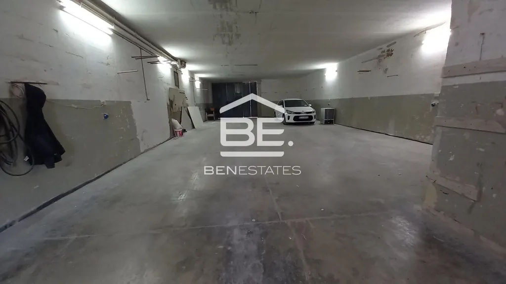 Street Level Garage in Mosta