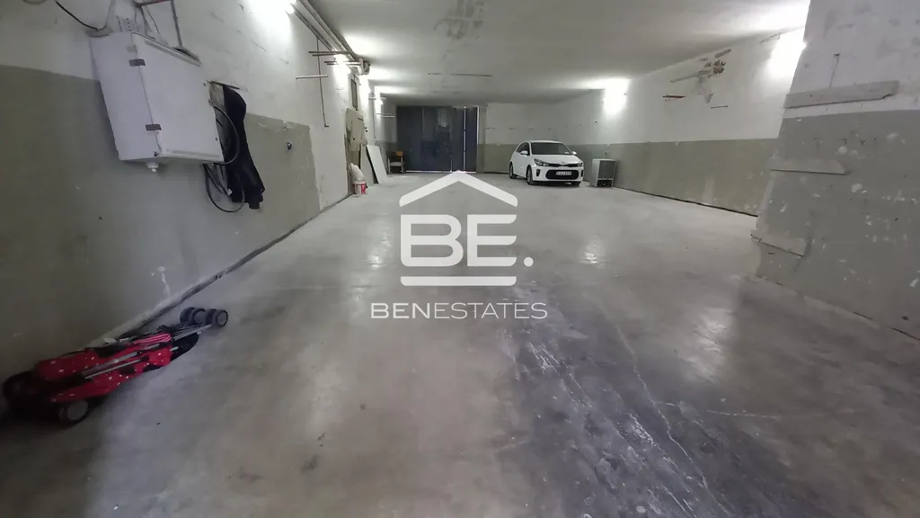 Street Level Garage in Mosta