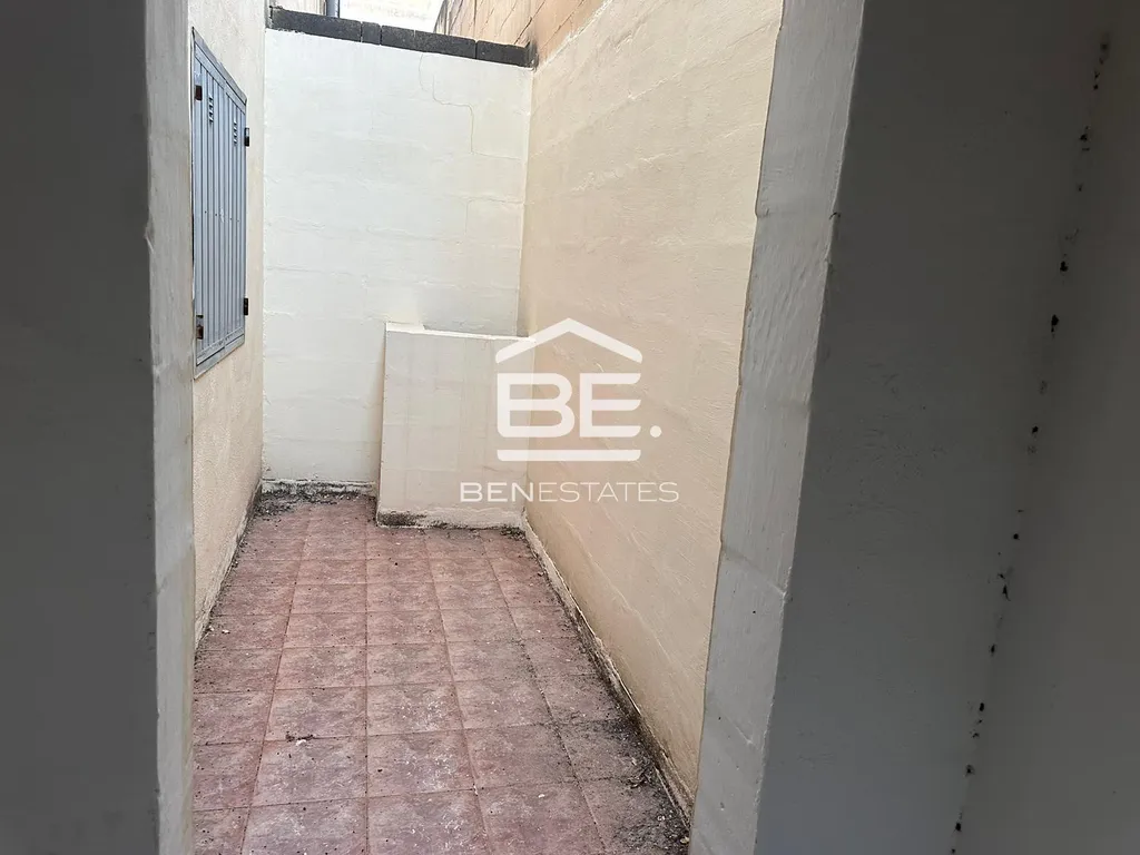 Street Level Garage in Fgura