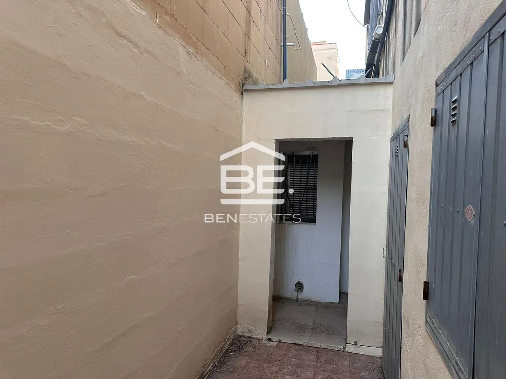 Street Level Garage in Fgura