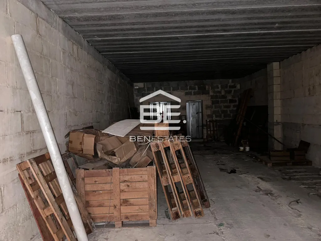 Street Level Garage in Fgura
