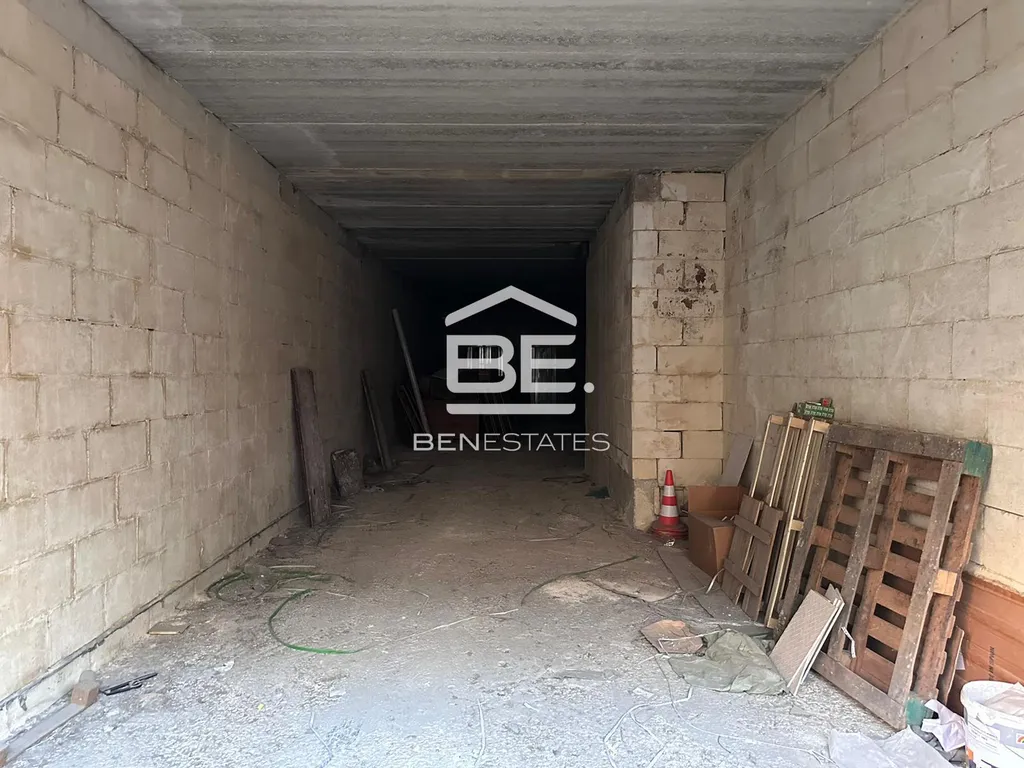 Street Level Garage in Fgura