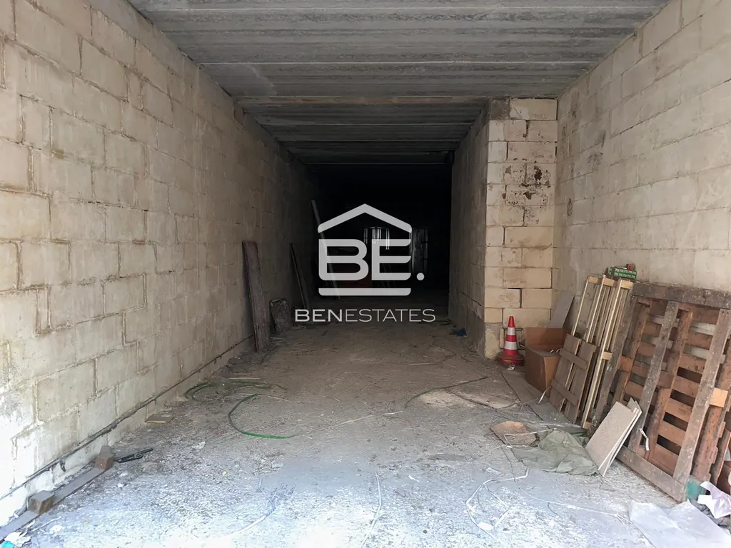 Street Level Garage in Fgura