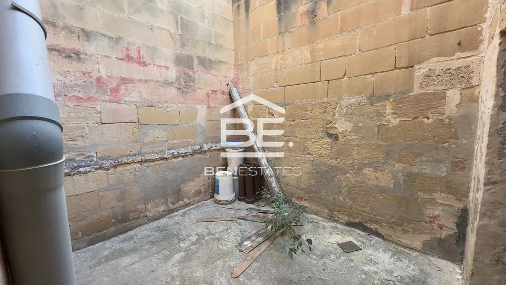 Street Level Garage in San Gwann
