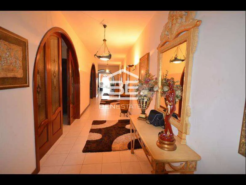 Semi Detached Villa in Pembroke