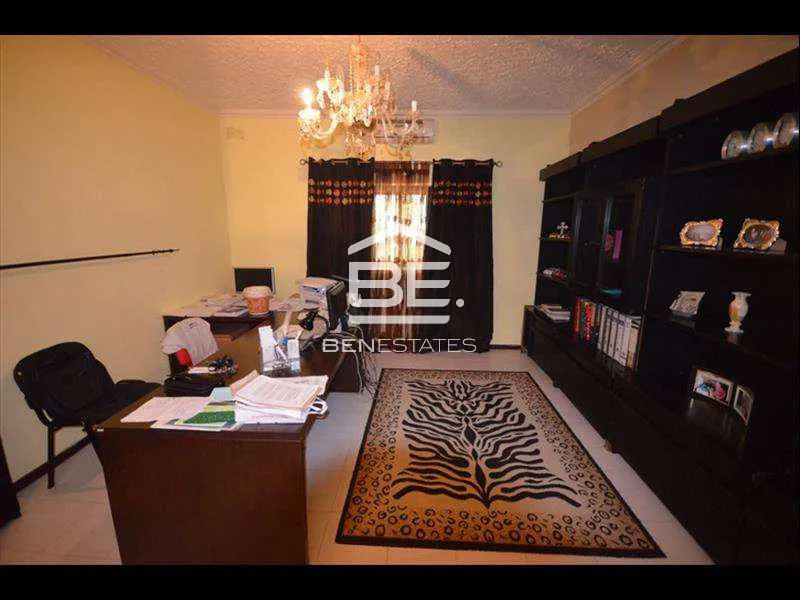 Semi Detached Villa in Pembroke