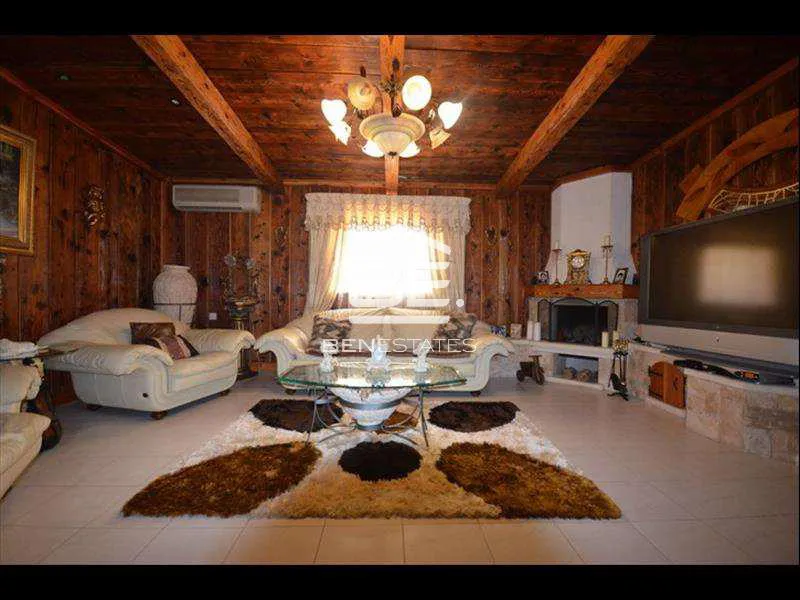 Semi Detached Villa in Pembroke