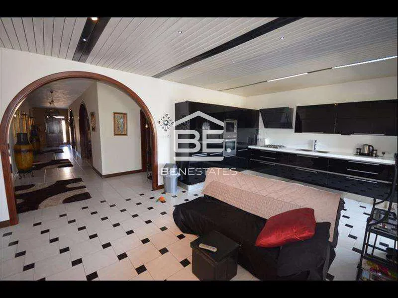 Semi Detached Villa in Pembroke