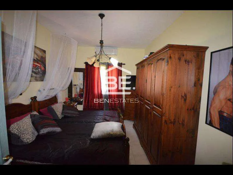 Semi Detached Villa in Pembroke