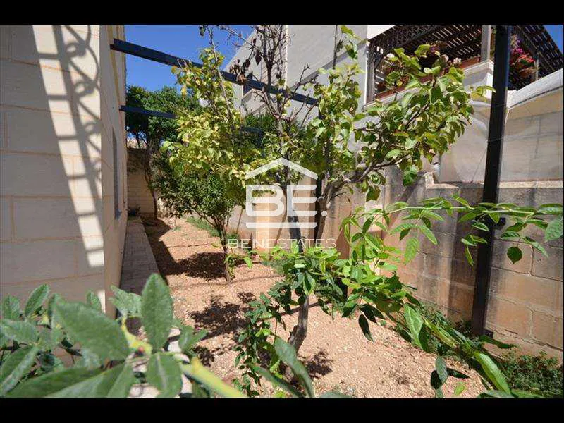 Semi Detached Villa in Pembroke