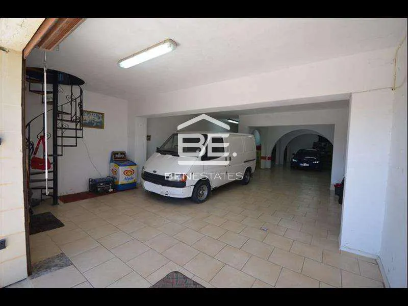 Semi Detached Villa in Pembroke