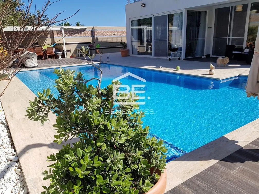Semi Detached Villa in Victoria Gardens