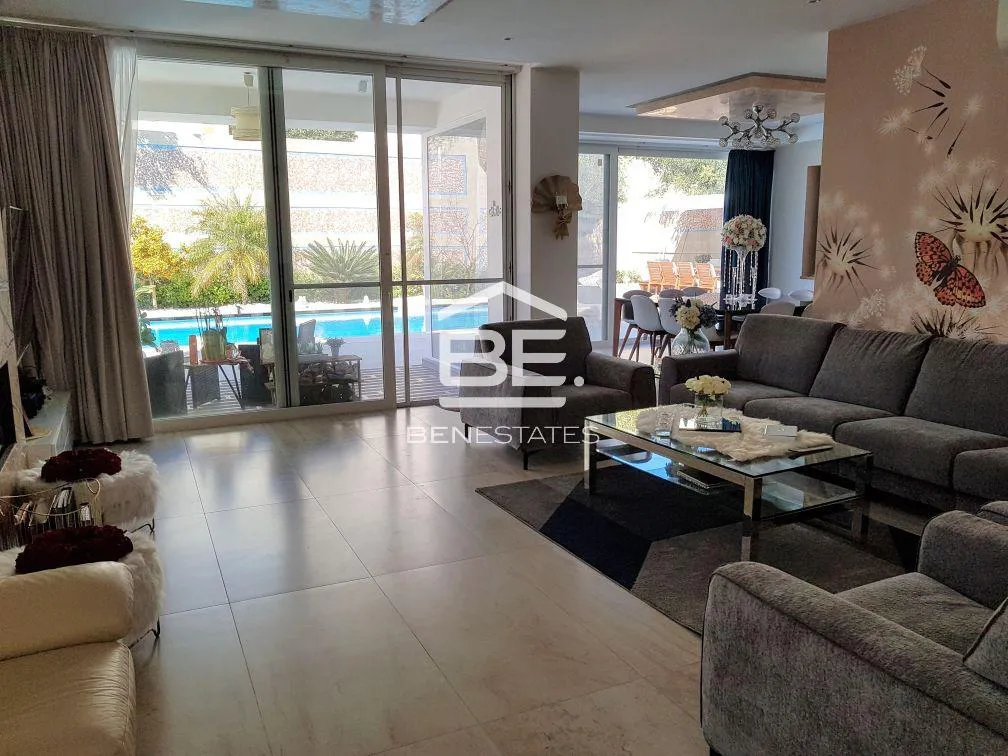 Semi Detached Villa in Victoria Gardens