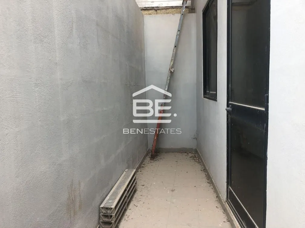 Street Level Garage in Hamrun