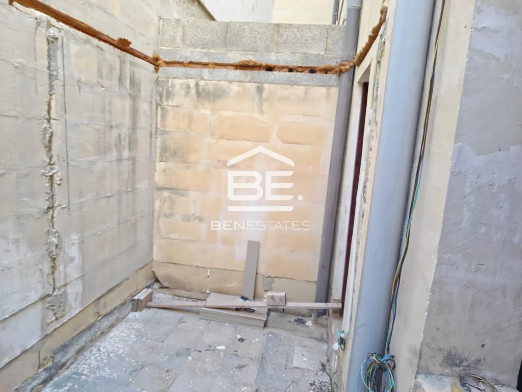 Street Level Garage in Marsascala