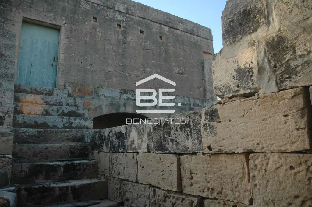 Unconverted Farmhouse in Zurrieq