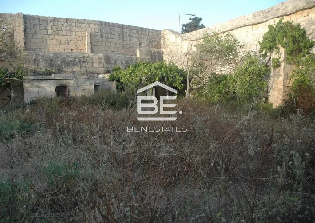 Unconverted Farmhouse in Zurrieq