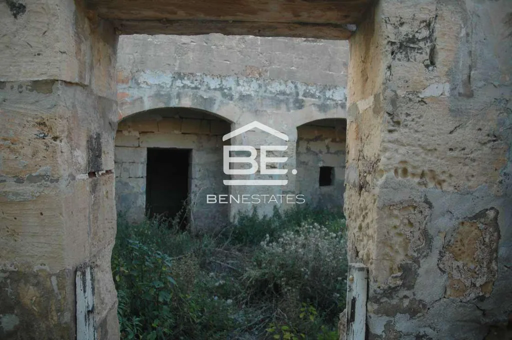 Unconverted Farmhouse in Zurrieq