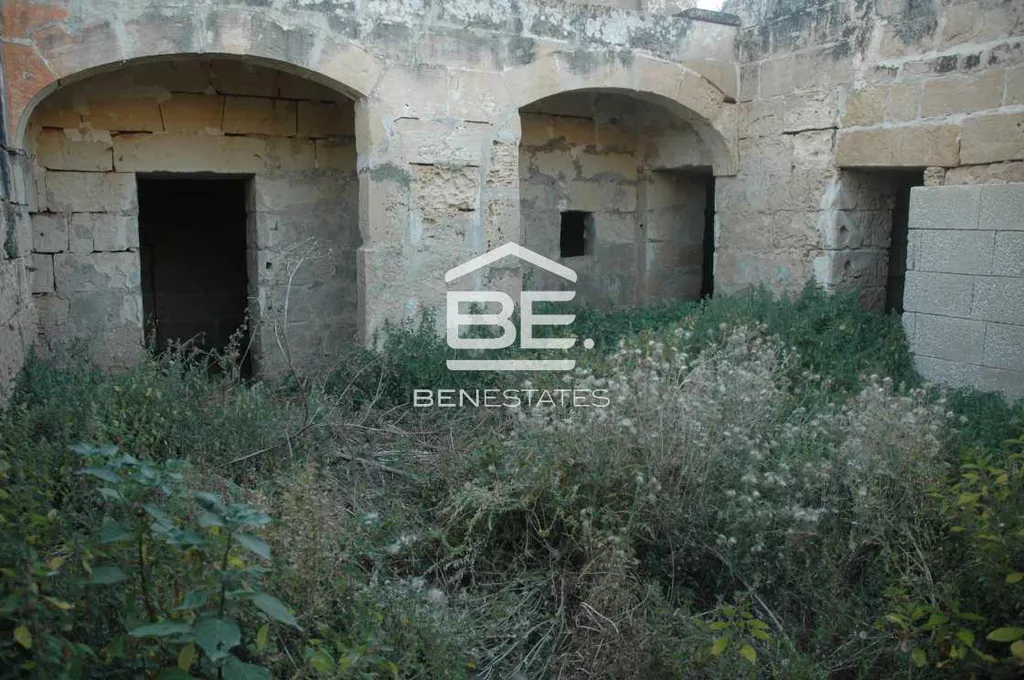 Unconverted Farmhouse in Zurrieq