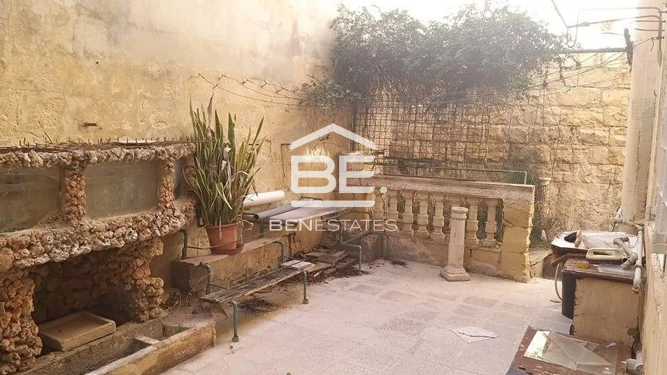 Unconverted Town House in Birzebbuga