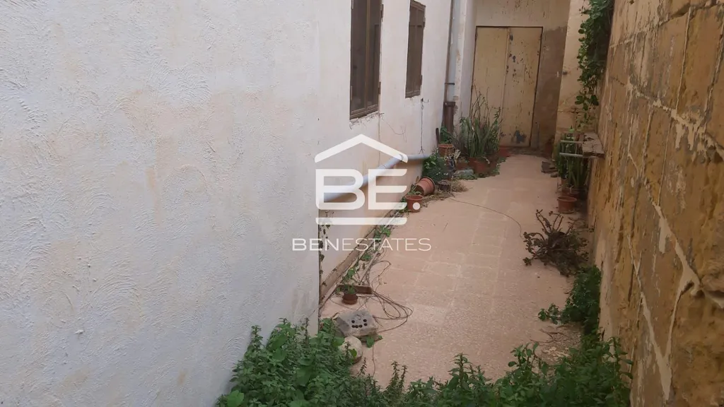 Unconverted Town House in Zurrieq
