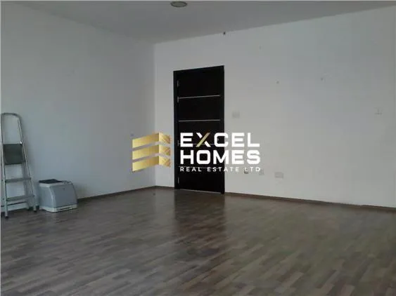 Modern Office in Fgura with Lift - Main View
