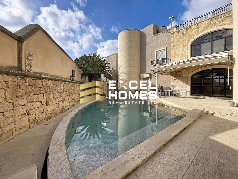 Luxurious 8 Bedroom Villa in Victoria with Private Pool - View 2