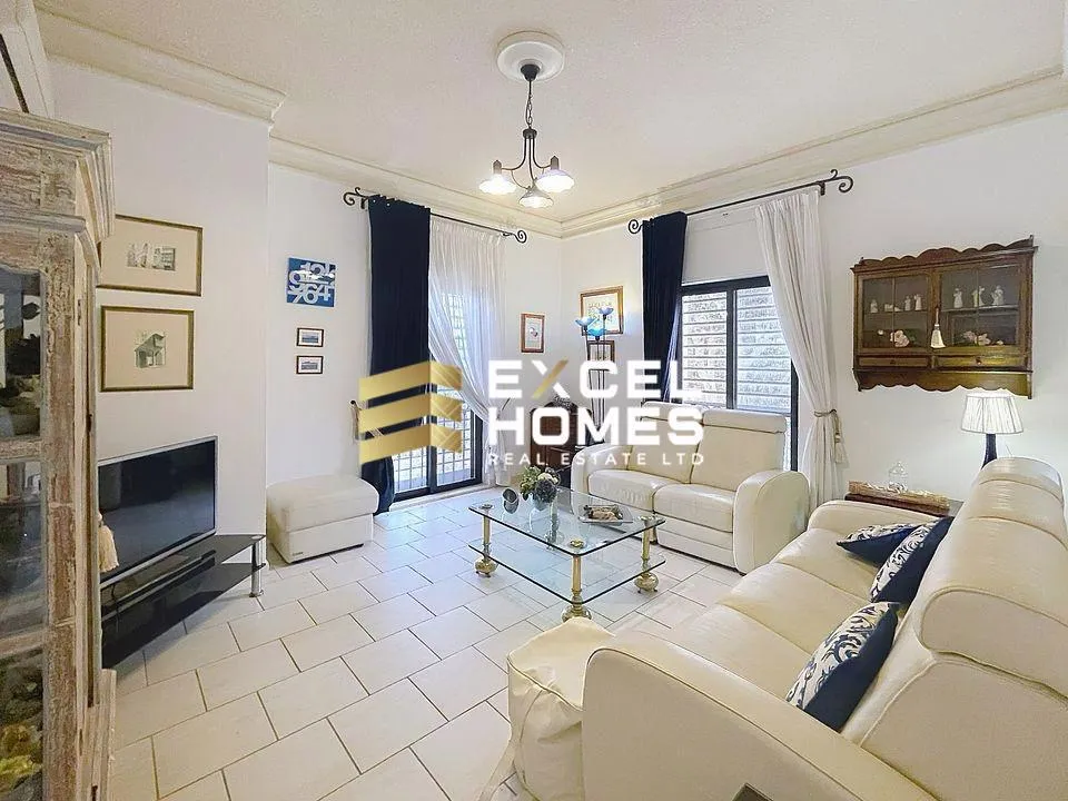 Luxurious 8 Bedroom Villa in Victoria with Private Pool - View 5