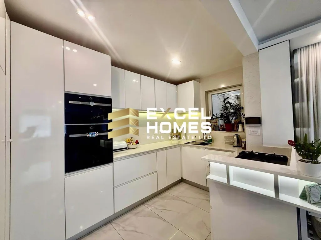 Luxurious 3 Bedroom Villa in Birgu with Private Pool and Garage - View 4